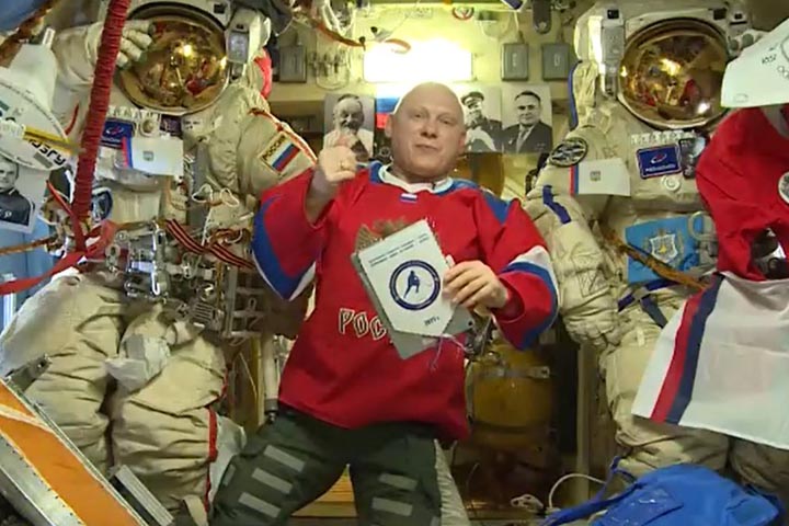 Космонавт Олег Артемьев поздравил абаканскую спортшколу по хоккею с мячом 